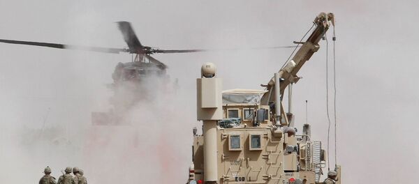 Вооруженные силы США оценивают ущерб, нанесенный бронетранспортеру воинской коалиции под руководством НАТО после теракта-самоубийства в провинции Кандагар, Афганистан - Sputnik Грузия