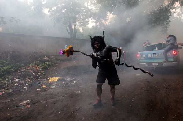 Человек, покрытый машинным маслом, принимает участие в торжествах в честь покровителя столицы Санто-Доминго-де-Гузмана в Манагуа, Никарагуа - Sputnik Грузия