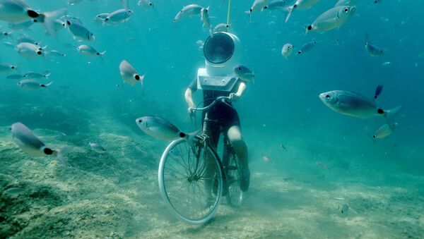Женщина ныряет и делает вид, что катается на велосипеде, в Подводном парке в Пуле, Хорватия - Sputnik Грузия