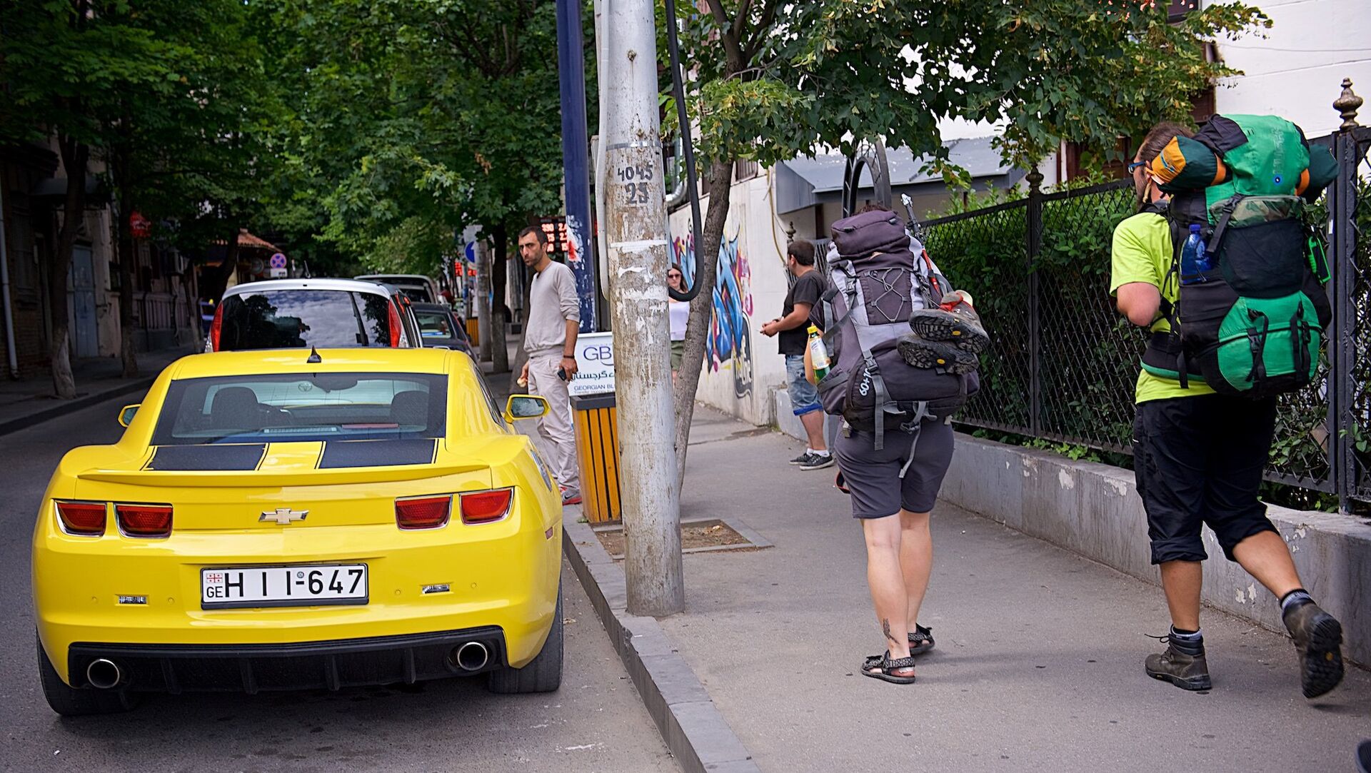 Туристы с рюкзаками идут по одной из тбилисских улиц - Sputnik Грузия, 1920, 05.07.2021