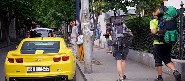 Туристы с рюкзаками идут по одной из тбилисских улиц - Sputnik Грузия