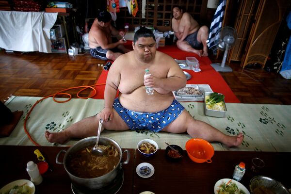 Звезда сумо, профессиональный борец Кайхо ест чанко в главном зале храма Ганьчжу Якушидо в Нагое, Япония - Sputnik Грузия