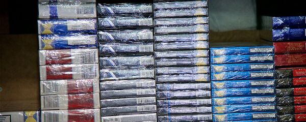 Сигаретные пачки на полках табачного киоска - Sputnik Грузия