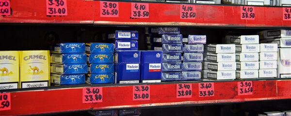 Сигаретные пачки на полках табачного киоска - Sputnik Грузия