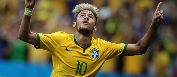 Игрок сборной Бразилии Неймар радуется забитому голу Игрок сборной Бразилии Неймар радуется забитому голу - Sputnik Грузия