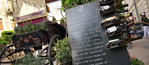 Грузинские вина и карета у одного из тбилисских ресторанов - Sputnik Грузия