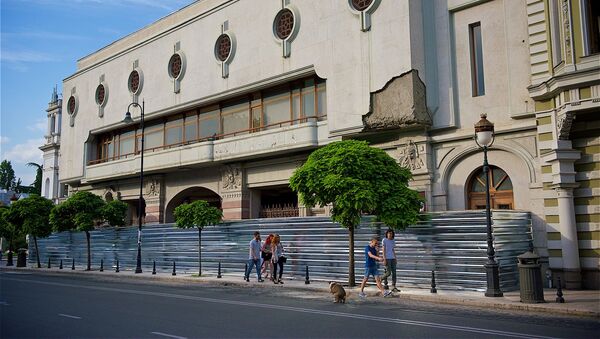 Обрушившийся карниз здания музыкального центра им. Джансуга Кахидзе - Sputnik Грузия