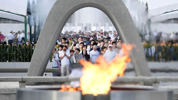 Люди молятся за жертв атомной бомбы в мемориальном парке в Хиросиме, Япония - Sputnik Грузия