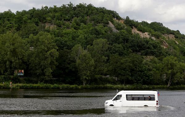 По главной реке Праги, Влтаве, курсирует необычный транспорт. Изобретатель превратил сухопутный микроавтобус в амфибию, и теперь предлагает пассажирам прокатиться таким необычным способом - Sputnik Грузия