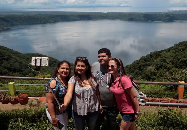 Лагуна Апойо - это озеро в кратере потухшего вулкана в Никарагуа. В отличие от многих похожих озер, вода в Апойо пригодна для жизни. Её можно пить, в ней можно купаться. В озере много рыбы, но хозяйственная деятельность в озере и округе запрещена - Sputnik Грузия