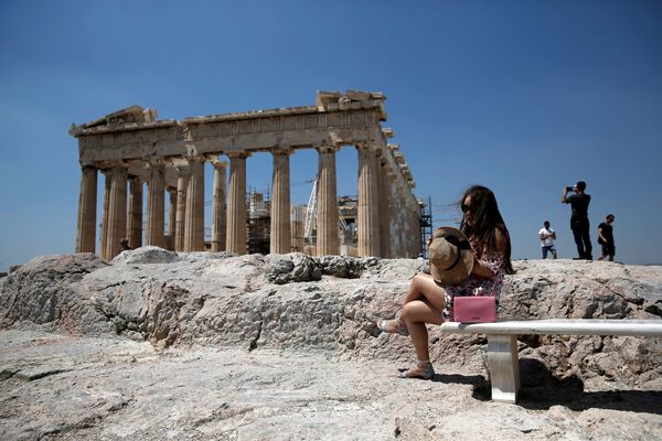 Афинский акрополь - главная достопримечательность греческой столицы. Как и положено охраняющей город крепости, он пережил массу испытаний. И богатая история этого места сегодня привлекает тысячи туристов ежедневно - Sputnik Грузия