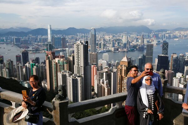 Пик Виктория в Гонконге — это одна из самых завораживающих достопримечательностей его островной части. Туристы и путешественники любят приходить сюда, чтобы насладиться чарующим видом несчетного количества небоскребов, которые раскинулись на полуостровном районе Коулун - Sputnik Грузия