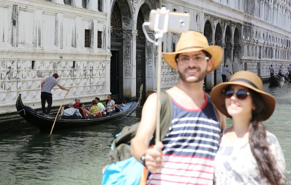 Венецианская гондола – один из главных и наиболее узнаваемых символов города. Побывать в Венеции и не покататься на гондоле – все равно как съездить в Париж и не подняться на Эйфелеву Башню - Sputnik Грузия