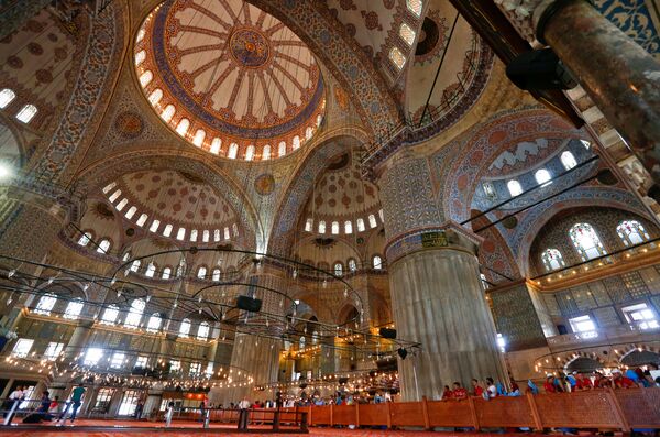 Стамбул сегодня становится все более космополитичным, тем не менее, он не теряет своего неповторимого колорита, который царит, например, на Большом базаре или на главной городской площади Султанахмет, где расположена Голубая мечеть. Эта мечеть является символом города, она пленит своей грандиозностью и изяществом, более величественной и пышно убранной мечети больше нет нигде в мире - Sputnik Грузия