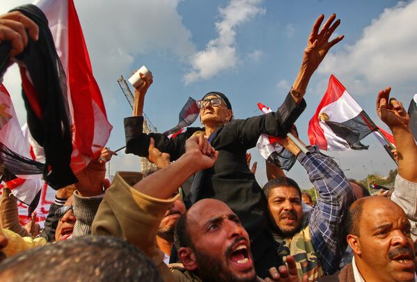 Сторонники военного правительства Египта во время демонстрации на площади Аббасия в Каире, 2011 год - Sputnik Грузия