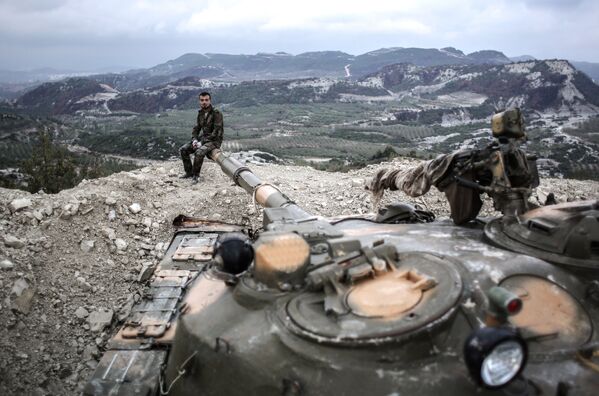 Танкисты правительственных войск сирийской армии на вершине холма в провинции Латакия рядом с турецкой границей, 2013 год - Sputnik Грузия
