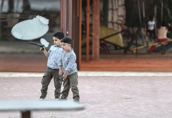 Мальчики с пистолетами играют в войну в Латакии, 2013 год - Sputnik Грузия