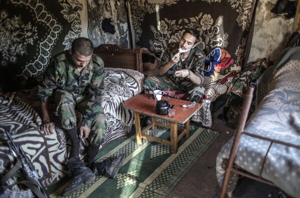 Солдаты правительственных войск неподалеку от турецкой границы, 2013 год - Sputnik Грузия