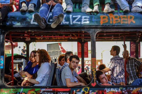 Горожане в революционном автобусе на площади Таксим в Стамбуле, 2013 год - Sputnik Грузия