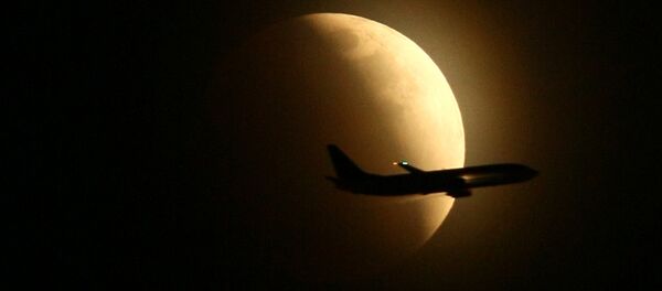 Самолет пролетает во время полного лунного затмения в Сиэтле Самолет пролетает во время полного лунного затмения в Сиэтле - Sputnik Грузия