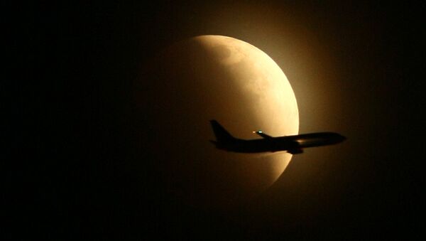 Самолет пролетает во время полного лунного затмения в Сиэтле - Sputnik Грузия