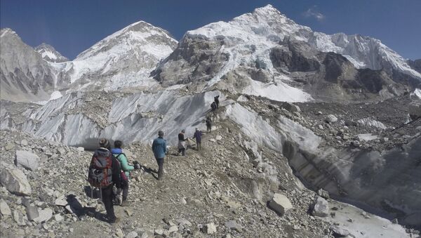 Международные трекеры проходят через ледник в базовом лагере Эверест, Непал - Sputnik Грузия