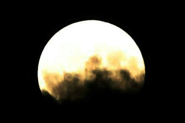 Так Луна была видна во время частичного лунного затмения в Анкаре, Турция - Sputnik Грузия