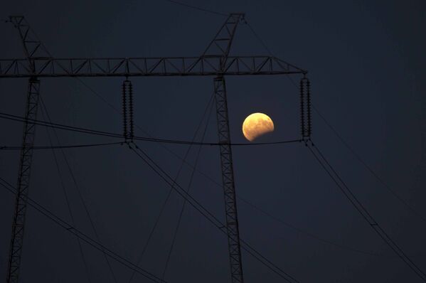Лунное затмение на фоне линий электропередач в Липяне, Косово - Sputnik Грузия