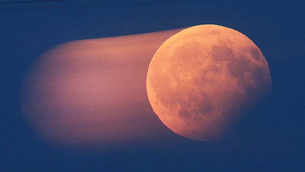 Изображение, сделанное с длительным временем экспозиции, показывает восходящую луну во время частичного лунного затмения над Франкфуртом, Германия - Sputnik Грузия
