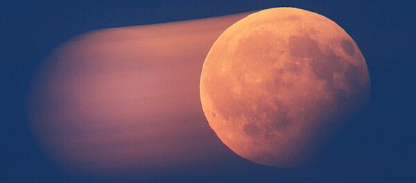 Изображение, сделанное с длительным временем экспозиции, показывает восходящую луну во время частичного лунного затмения над Франкфуртом, Германия Изображение, сделанное с длительным временем экспозиции, показывает восходящую луну во время частичного лунного затмения над Франкфуртом, Германия - Sputnik Грузия