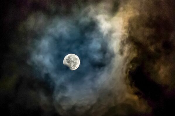 Луна, обрамленная пеплом от вулкана Маунт Синабунг, была видна во время затмения из Каро в провинции Северная Суматра, Индонезия - Sputnik Грузия
