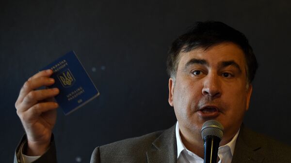 Бывший президент Грузии Михаил Саакашвили показывает украинский паспорт на встрече с украинскими гражданами в Варшаве - Sputnik Грузия