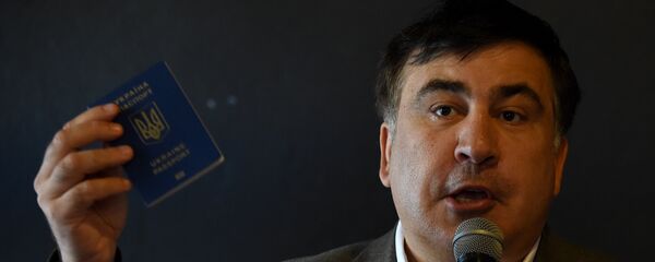 Бывший президент Грузии Михаил Саакашвили показывает украинский паспорт на встрече с украинскими гражданами в Варшаве - Sputnik Грузия