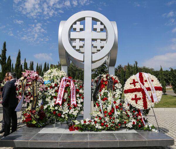 Траурные венки на Мухатгвердском кладбище - Sputnik Грузия