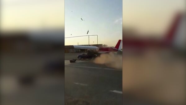В Чечне самолет во время взлета на шоссе врезался в машину - Sputnik Грузия