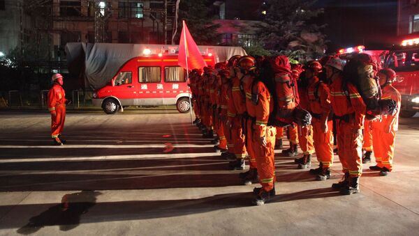 Спасатели готовятся отправиться в уезд Цзючжайгоу после землетрясенияв провинции Сычуань, Китай - Sputnik Грузия