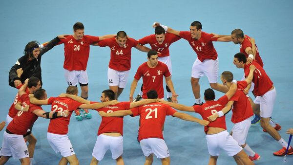 Юношеская сборная Грузии по гандболу радуется победе над командой из Алжира - Sputnik Грузия