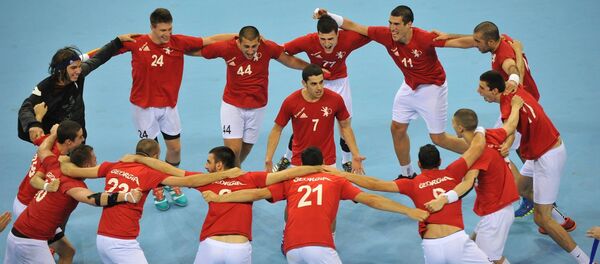 Юношеская сборная Грузии по гандболу радуется победе над командой из Алжира - Sputnik Грузия