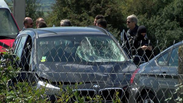 Французская полиция окружает автомобиль BMW с несколькими пулевыми отверстиями в пригороде Парижа - Sputnik Грузия