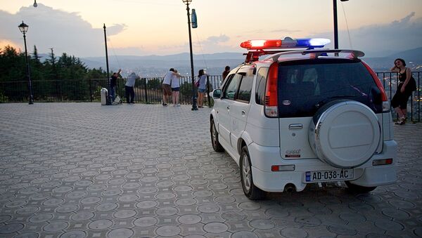Машина сотрудников охраны парка Мтацминда на смотровой площадке у колеса обозрения - Sputnik Грузия