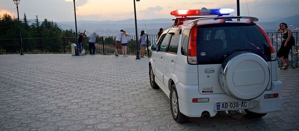 Машина сотрудников охраны парка Мтацминда на смотровой площадке у колеса обозрения - Sputnik Грузия