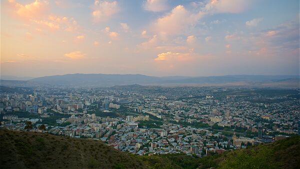 Вид на город Тбилиси на закате со смотровой площадки на горе Мтацминда - Sputnik Грузия