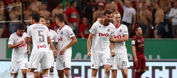 Игроки Локомотива Соломон Кверквелия (слева на первом плане) и Владислав Игнатьев радуются забитому голу - Sputnik Грузия