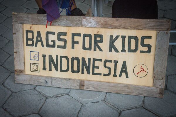 Все деньги Ли Хадсон отправляет в фонд проекта BagsForKidsIndonesia Все деньги Ли Хадсон отправляет в фонд проекта BagsForKidsIndonesia - Sputnik Грузия