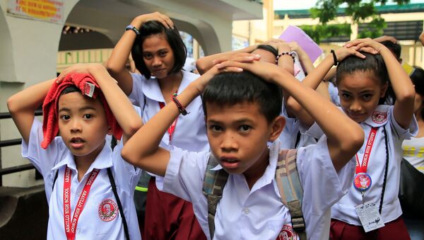 Школьники эвакуируются во время землетрясения в Маниле, Филиппины - Sputnik Грузия