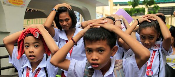 Школьники эвакуируются во время землетрясения в Маниле, Филиппины - Sputnik Грузия