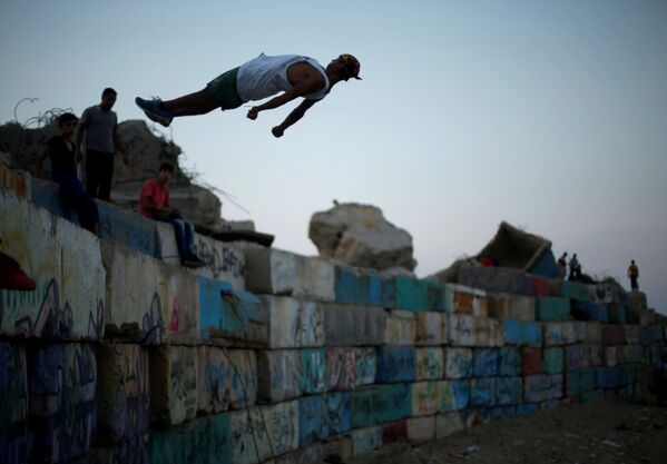 Палестинская молодежь демонстрирует свои навыки паркура в морском порту города Газа - Sputnik Грузия