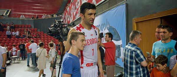 Баскетболист сборной Грузии Заза Пачулия фотографируется с болельщиками на память Баскетболист сборной Грузии Заза Пачулия фотографируется с болельщиками на память - Sputnik Грузия