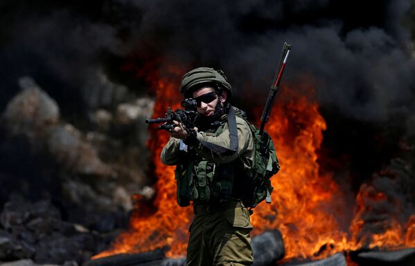 Израильский солдат во время столкновений около Наблуса - Sputnik Грузия