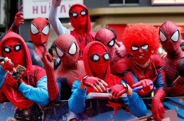 Фанаты Человека-паука ждут прибытия актера Тома Холланда и режиссера Джона Уотта во время японской премьеры фильма Человек-паук: возвращение домой в Токио - Sputnik Грузия